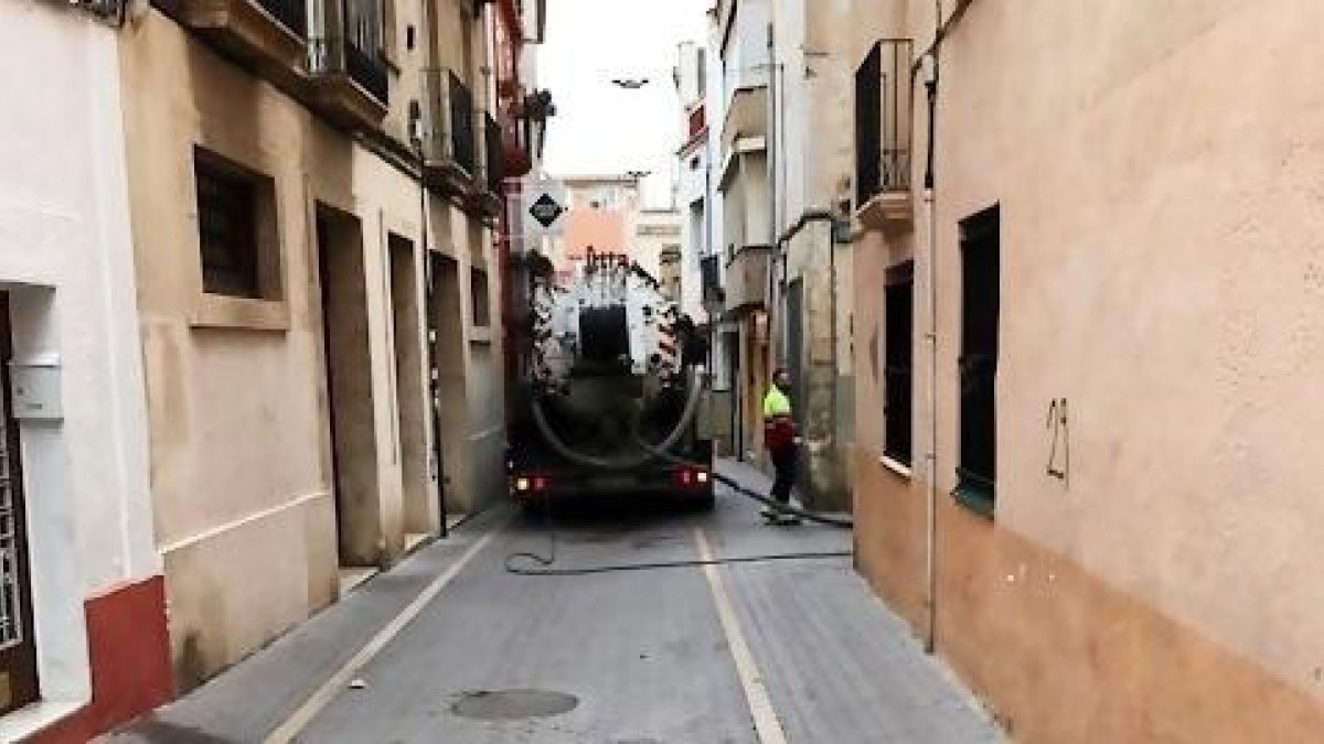 El objetivo es eliminar la suciedad, hojas y papeles que a lo largo del verano se acumulan y que dificultan la recogida de agua.