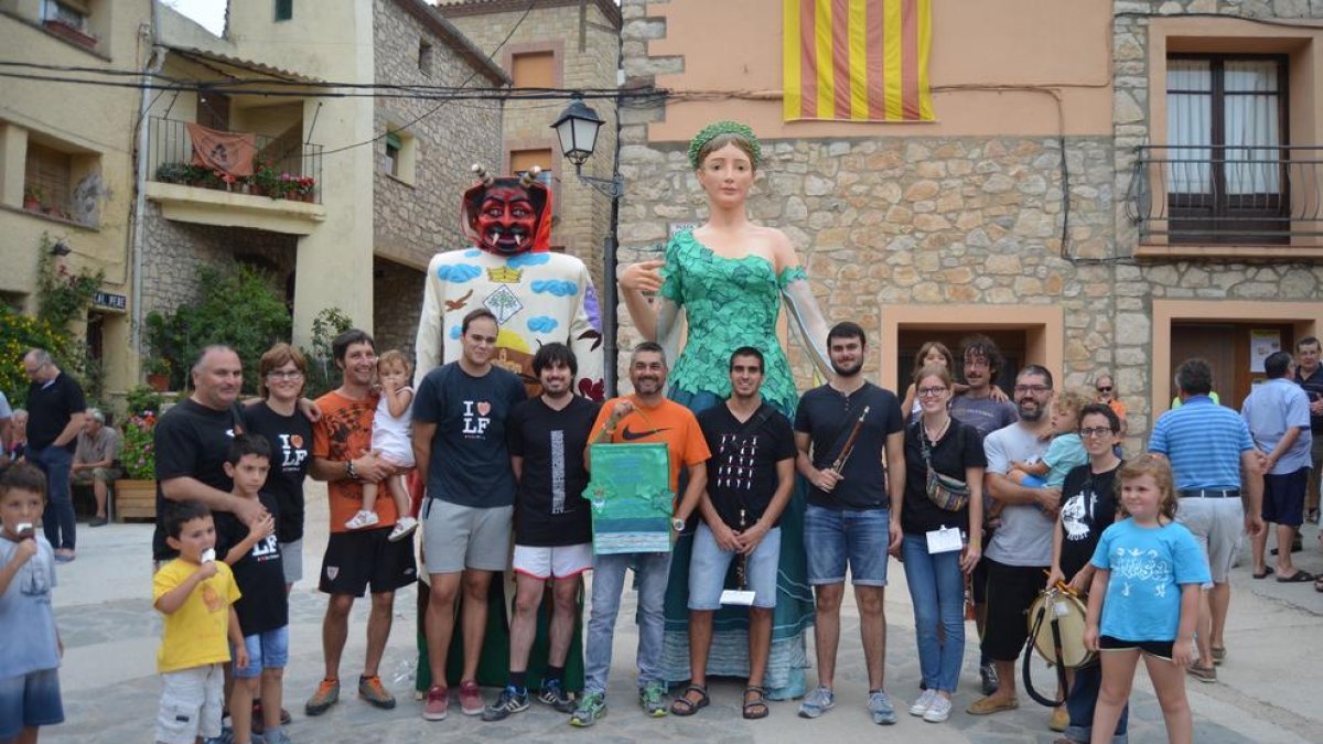 Els portadors i responsables dels gegants de la Febró amb el Dimoni dels Avencs i la nova gegante, la Dona d'Aigua dels Gorgs