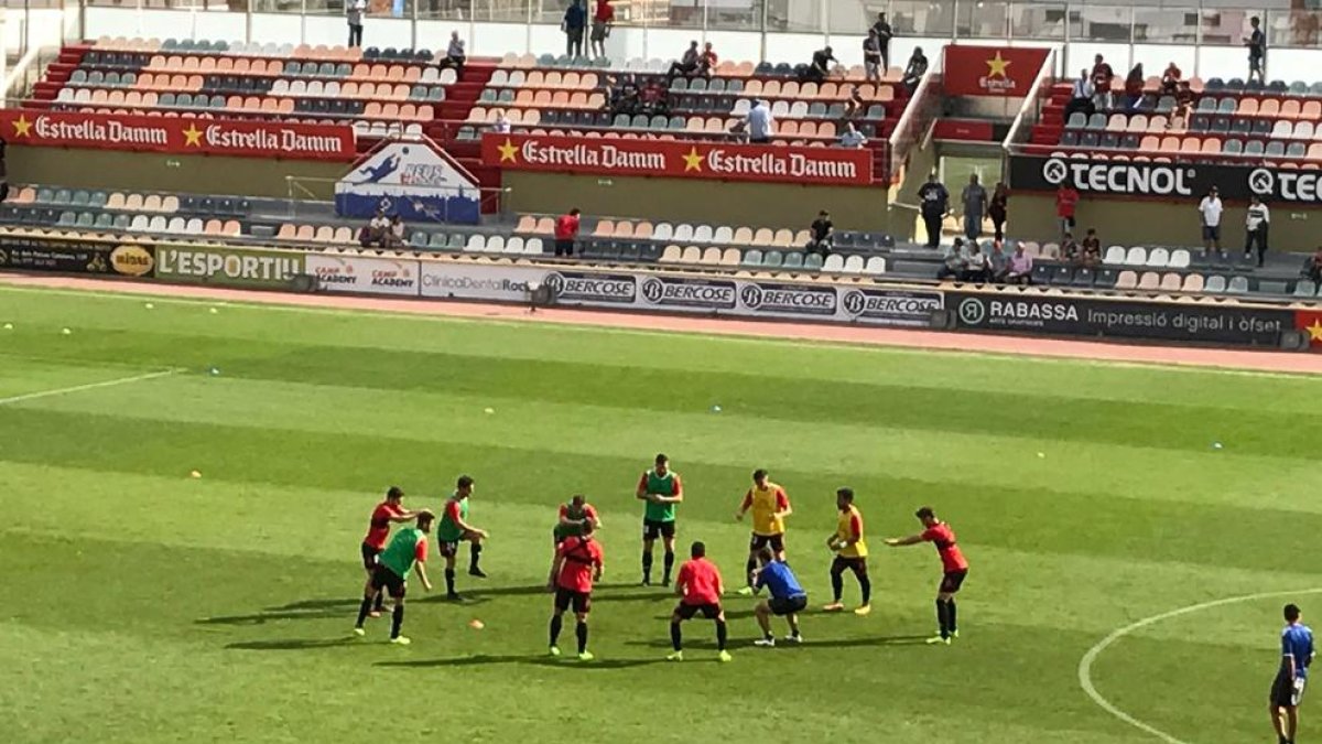 Los jugadores del CF Reus, durante el calentamiento.