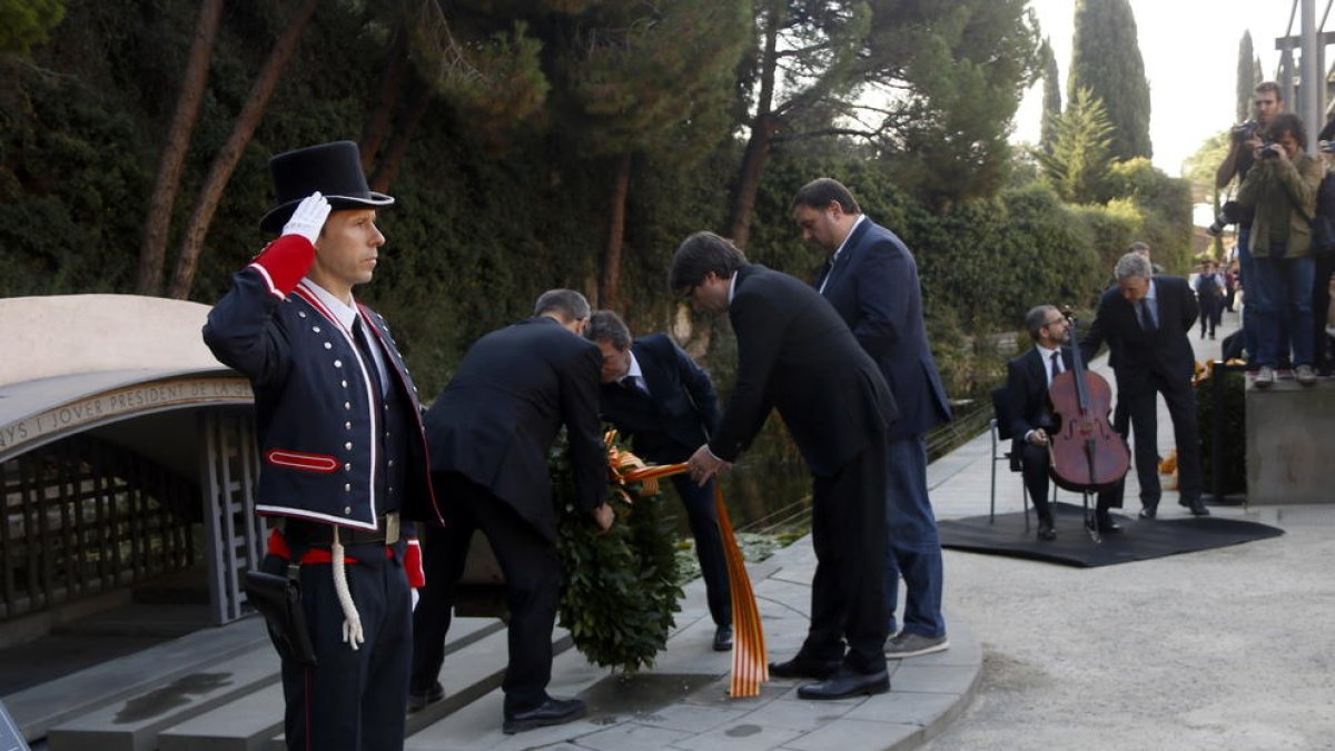 Carles Puigdemont i Oriol Junqueras representant el Govern en l'ofrena a la tomba de Companys.