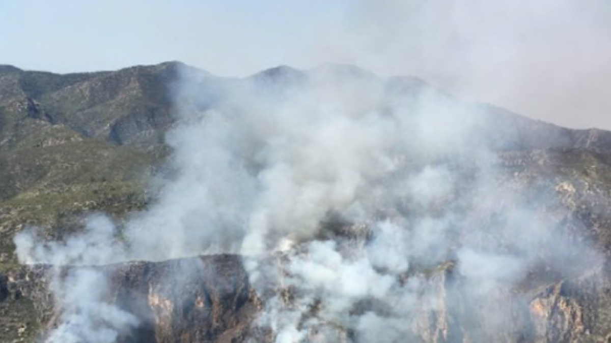 Imatge aèria de l'incendi, que ha començat al fons d'un barranc i es dirigeix cap a la part superior de la serra.