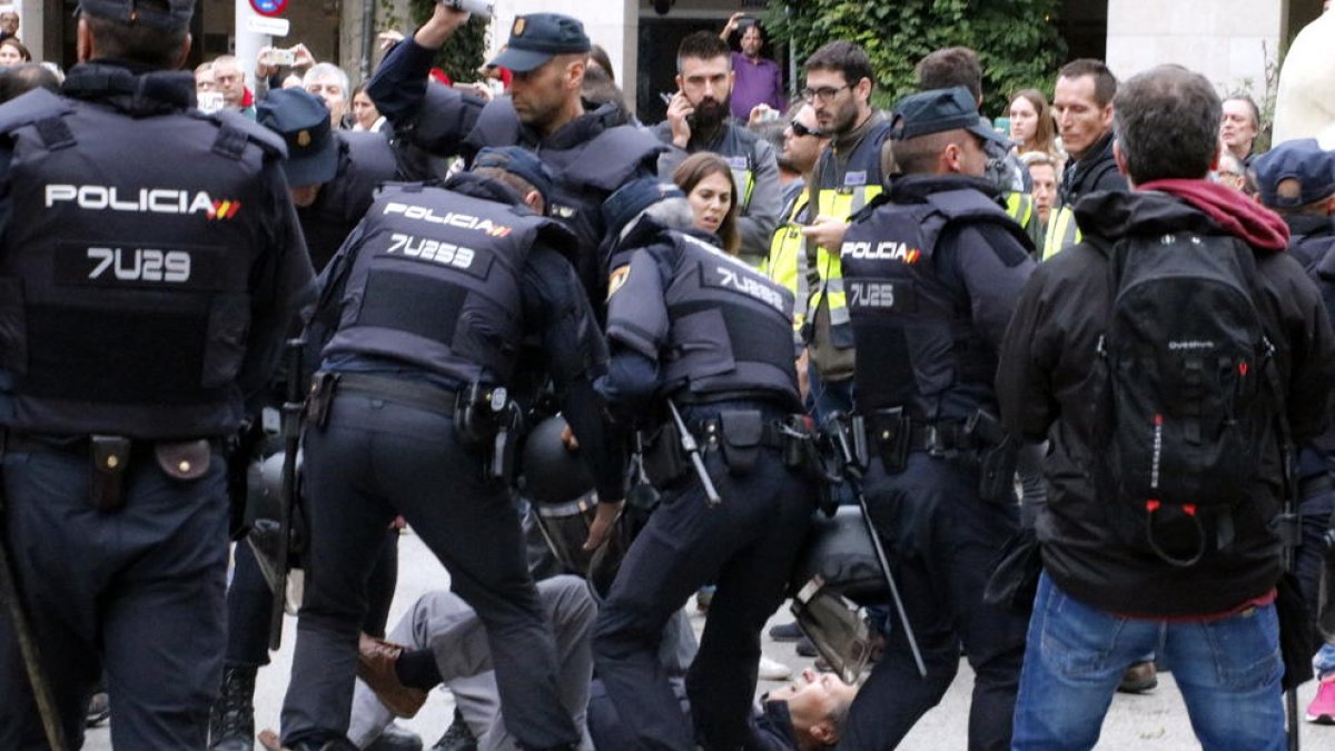 Una de les moltes càrregues policials l'1-O.