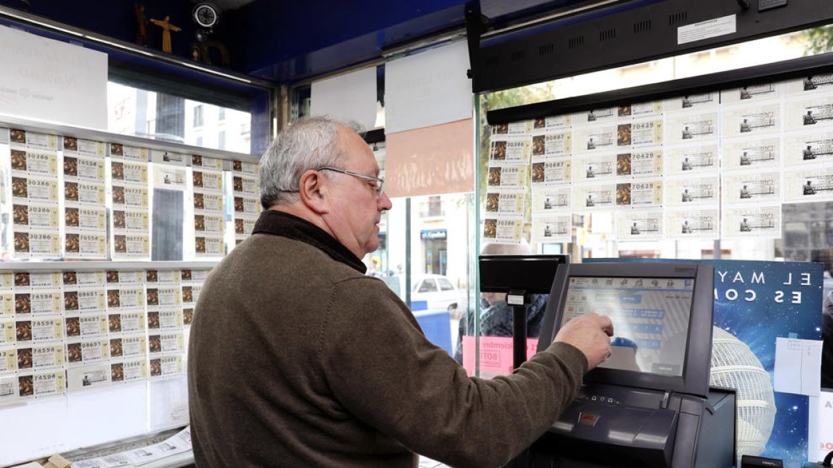 Pere Sans, ahir a l'administració de loteria número 1 de Tarragona que regenta a la Rambla Nova des de fa 41 anys.