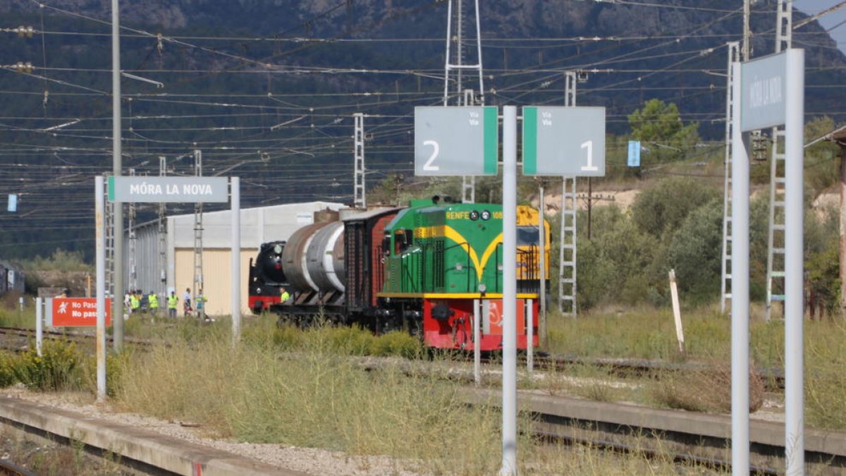Pla obert de la locomotora 'yeyé' i la 'Bonita', en segon pla, entrant a l'estació de Móra la Nova. Imatge del 15 d'octubre de 2017