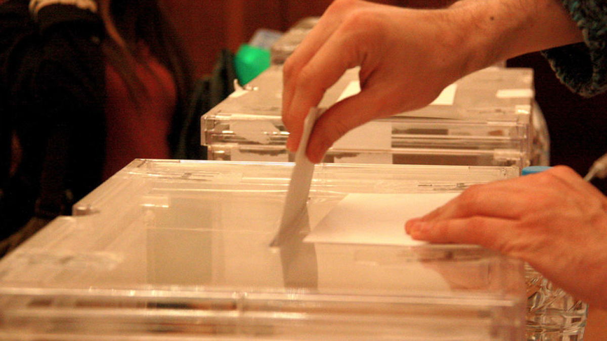 Un elector dipositant el seu vot a l'urna.