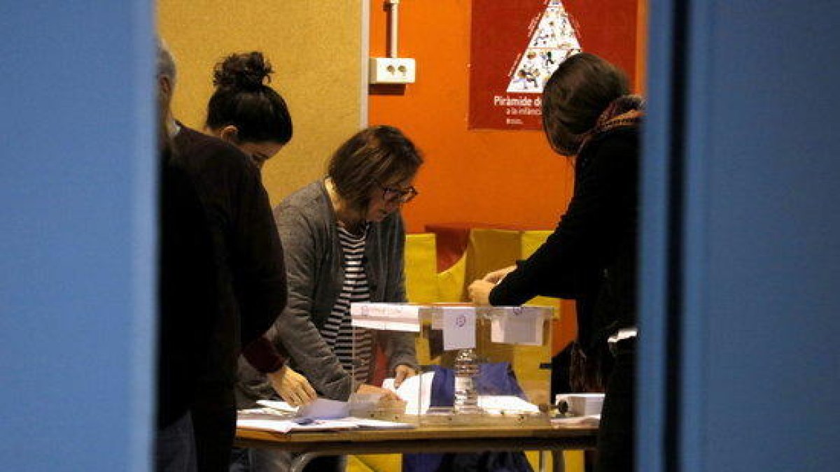 Membres de les meses segellen una urna en un col·legi electoral de Barcelona, el 21 de desembre de 2017.