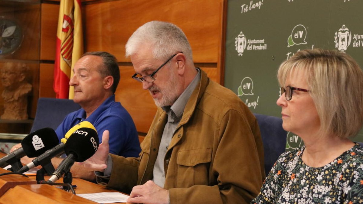 El alcalde del Vendrell, Martí Carnicer, al lado de los socios de gobierno, Eva Serramià y Josep Marrasè, en rueda de prensa este martes.