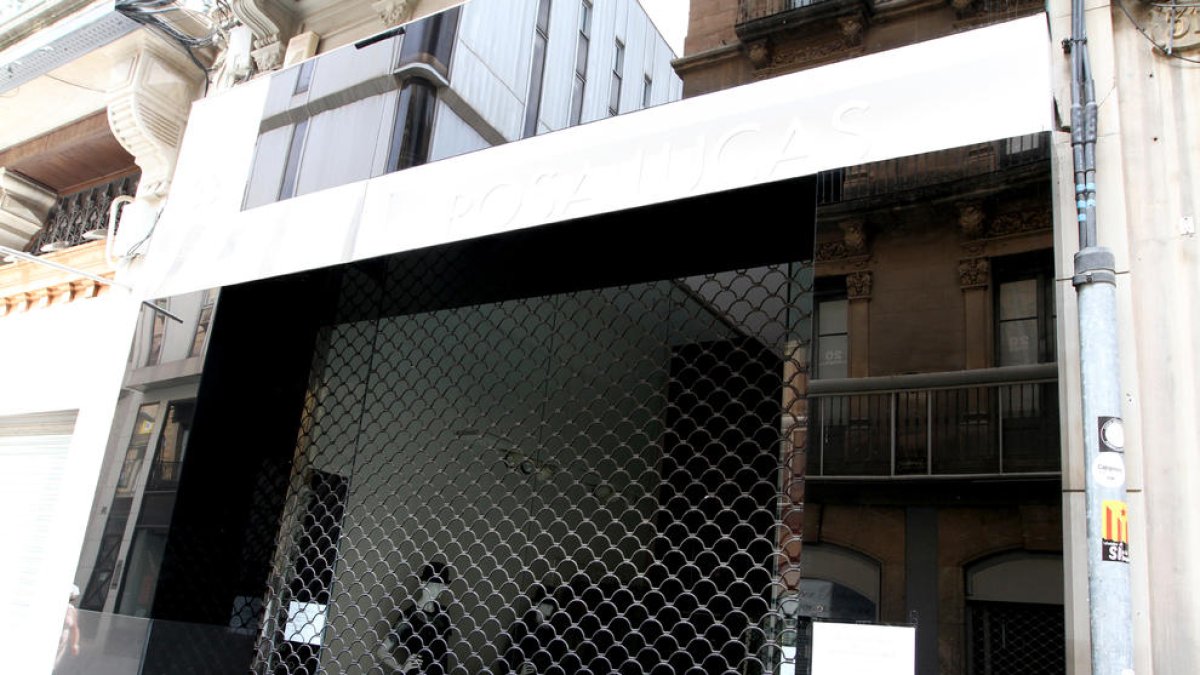 La tienda de Rosa Lucas en la calle Llovera de Reus, el lunes, con la persiana bajada.