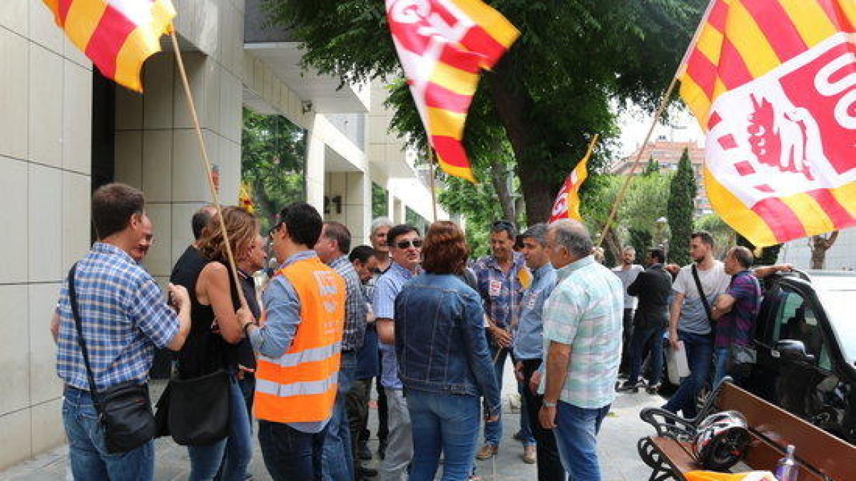 Protesta de los trabajadores de Fecsa Endesa en Tarragona en apoyo|soporte de un trabajador despedido por supuesto fraude, ante|delante de el Juzgado de lo Social de la ciudad, el 30 de mayo del 2017.