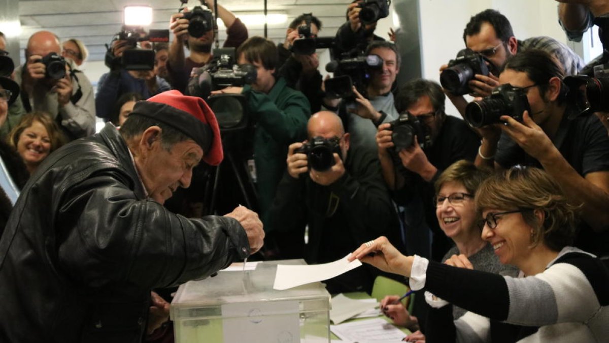 Un hombre con barretina, votando en Barcelona.