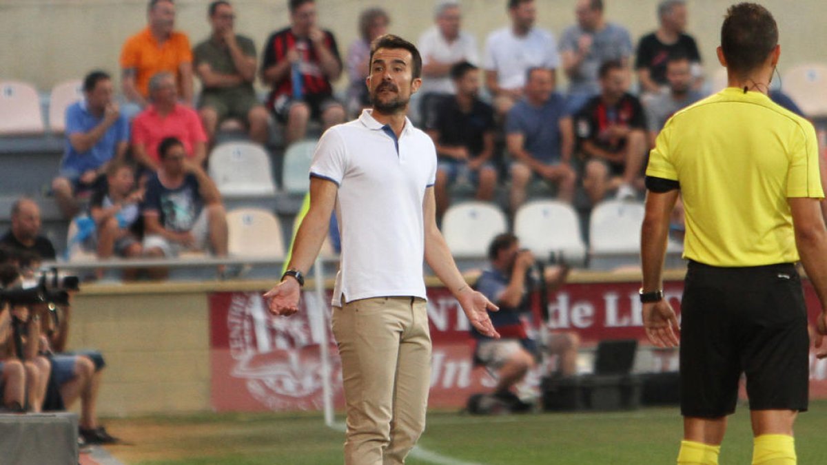 Aritz López Garai, pidiendo explicaciones en un momento del derbi disputado en la capital del Baix Camp.