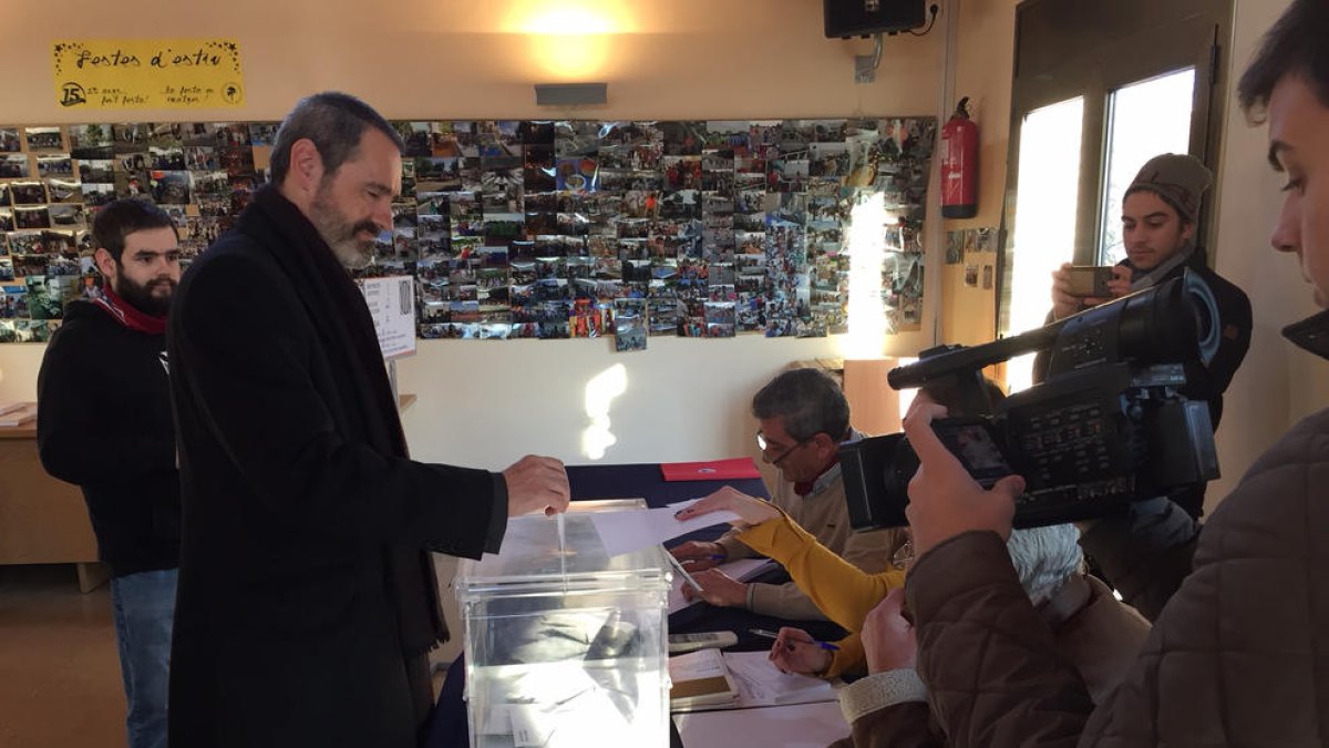 El cap de llista de Junts per Catalunya per Tarragona, Eusebi Campdepadrós, exercint el seu dret a vot.