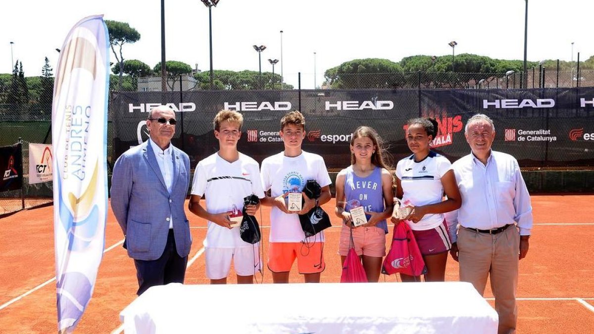 Leire, a la dreta, amb els guanyadors i finalistes del torneig.