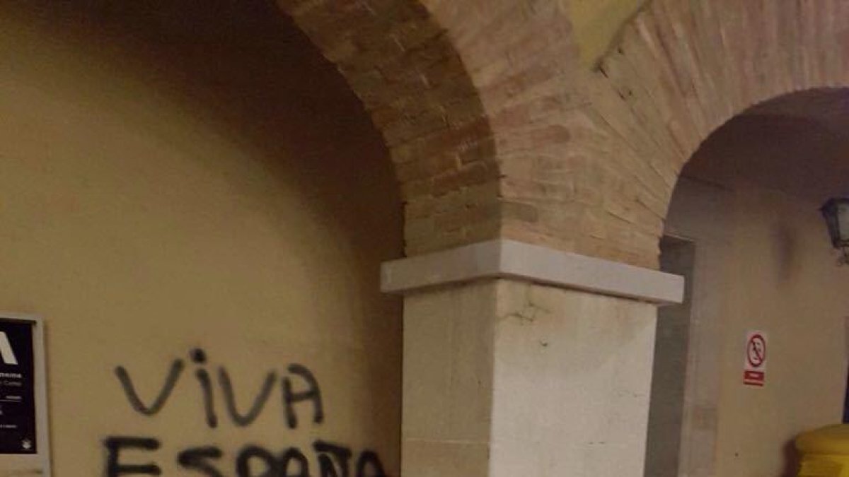 La frase «Viva España» ha aparegut en una de les parets, mentre que l'esvàstica està pintada en una de les columnes.