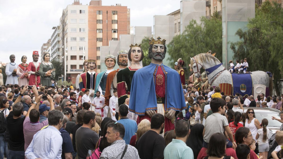 En primer pla, els Gigantes de Tudela. A la dreta el Cavall dels Nebot i a l'esquerra els de Xàtiva.