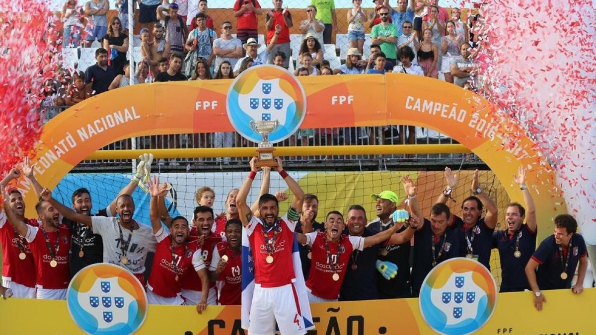 Llorenç Gómez, con el trofeo de campeón de Liga, acompañado de su equipo.