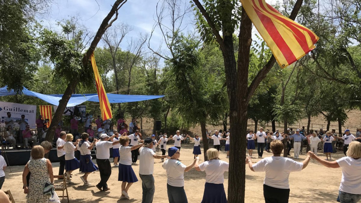 La gente, bailando sardanas.