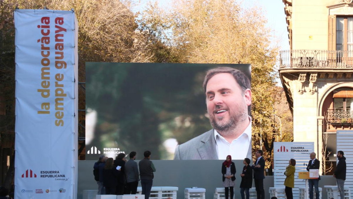 Pla general del míting central d'ERC en la campanya del 21-D, amb una foto gegant d'Oriol Junqueras projectada a l'escenari.