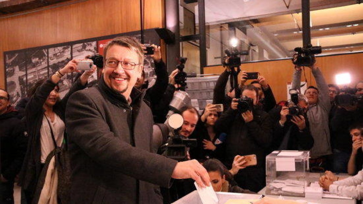 El candidato de Catalunya en Comú-Podem, Xavier Domènech, mirando a las cámaras antes de votar, el 21 de diciembre de 2017.