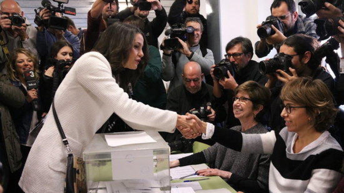 Imatge d'Inés Arrimdas, candidata de Cs, saludant la presidenta de la mesa electoral, el 21 de desembre de 2017.