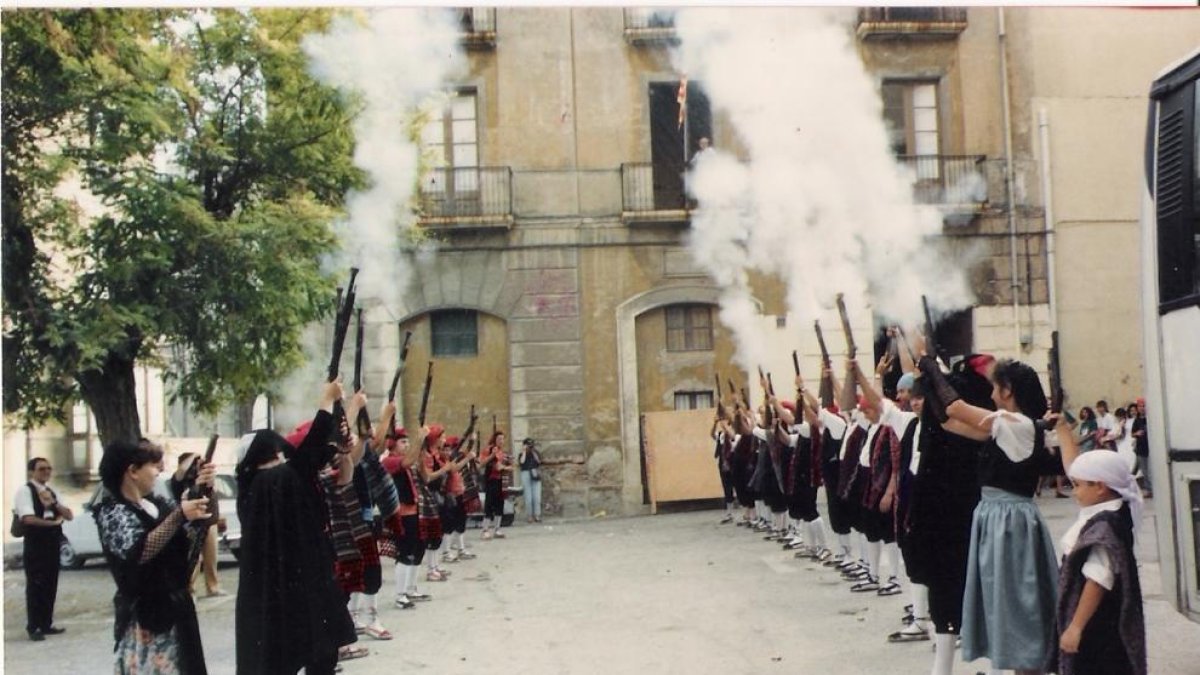 Una fotografía del Ball de Serrallonga el año 1987, que este 2017 celebra 30 años.