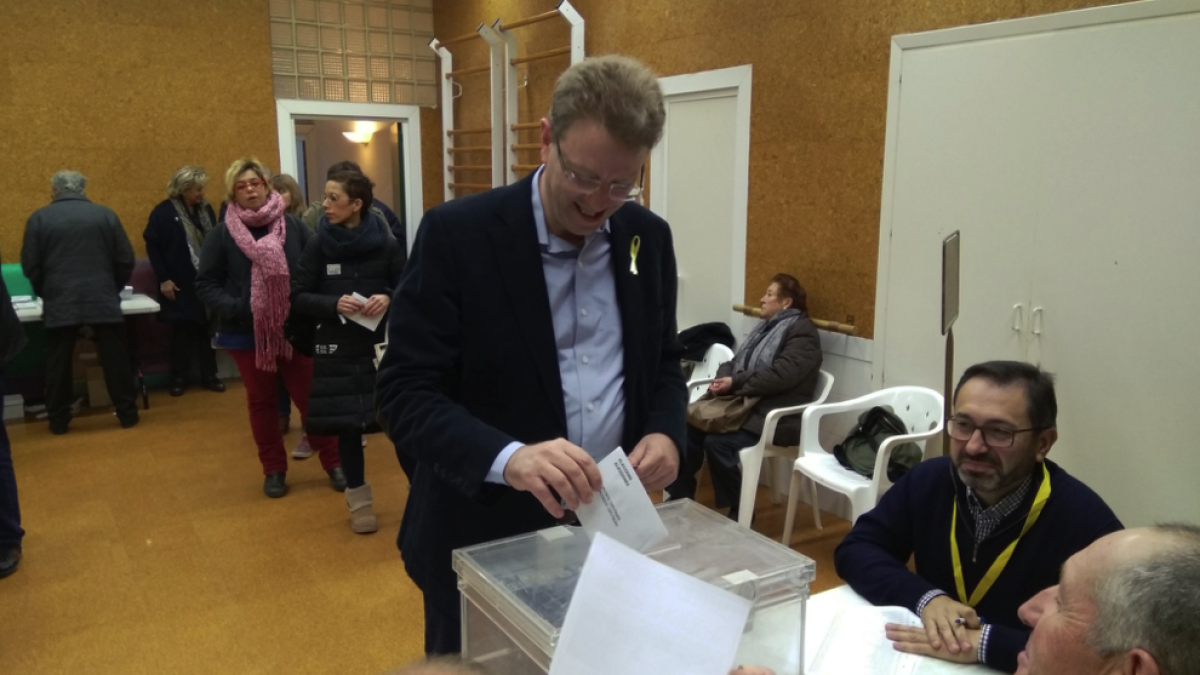 El alcalde de Tortosa, Ferran Bel, ejerciendo su derecho al voto.