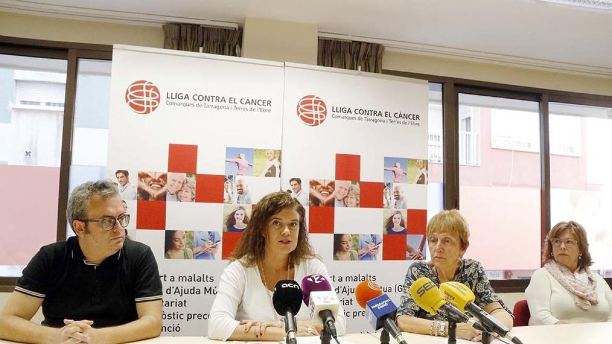 David Ortega, Francina Saladié, Lídia Pascual y Joana Carrasco, durante la rueda de prensa de la Liga contra el Cáncer de las comarcas de Tarragona y Terres de l'Ebre.