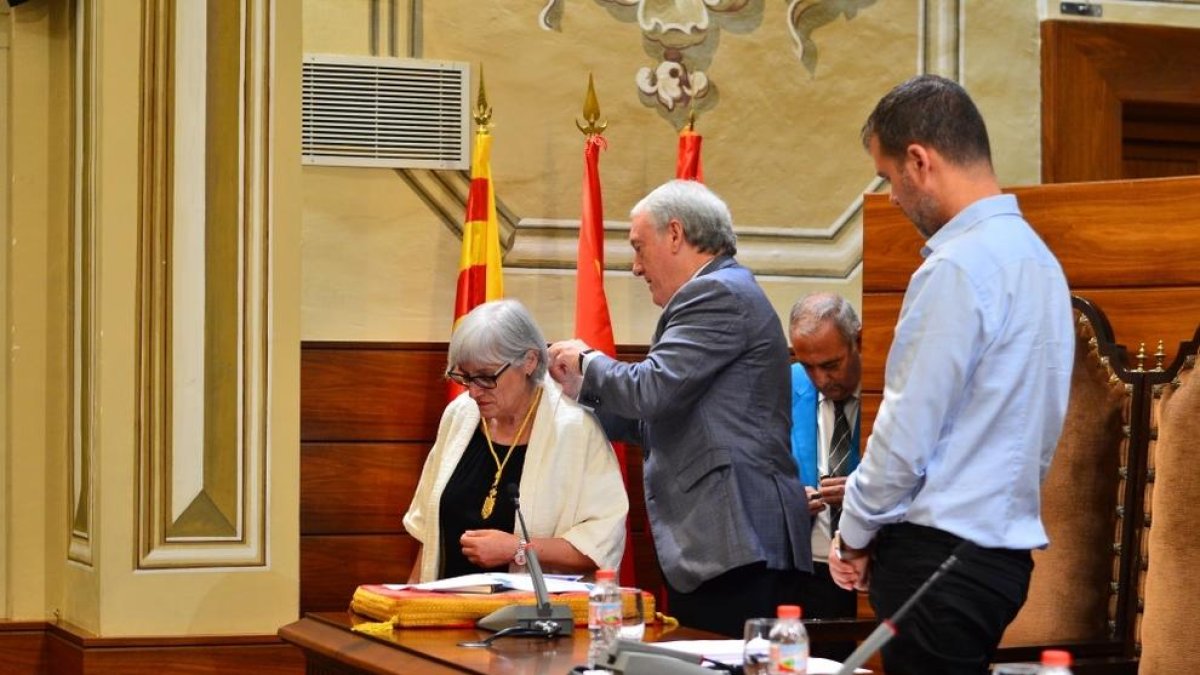 El moment de la presa de possessió de Beltran com diputada dins del grup del PSC per al Partit Judicial de Tortosa.