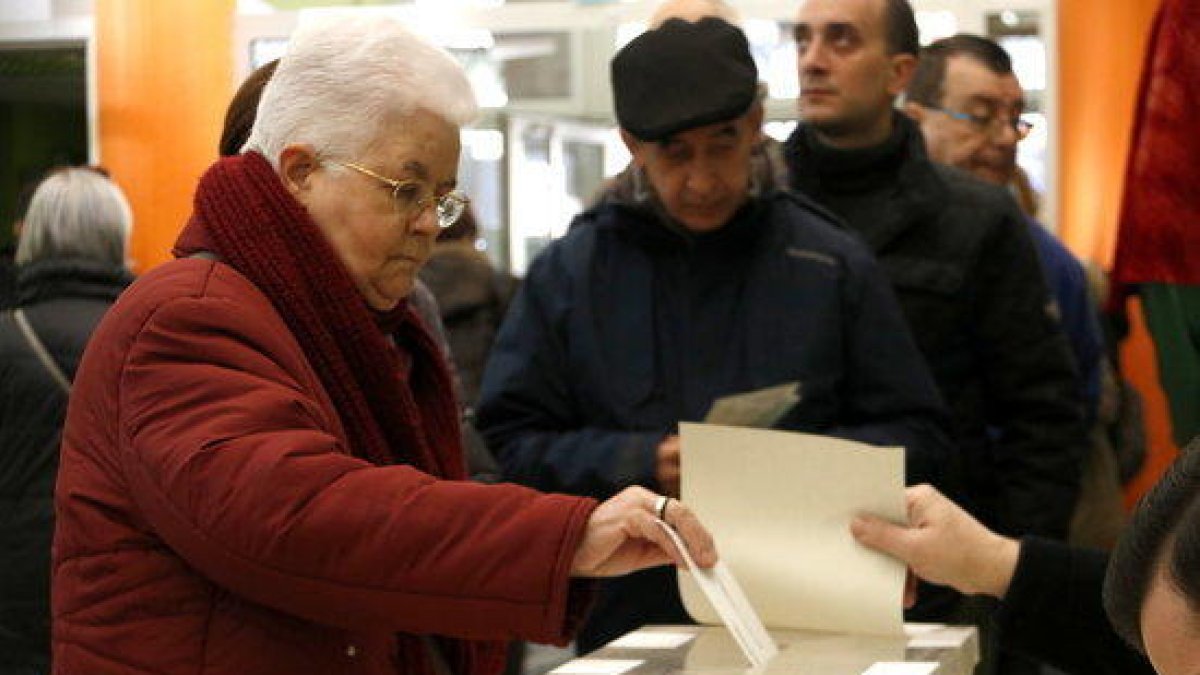 Una senyora vota al col·legi La Farigola de Barcelona.