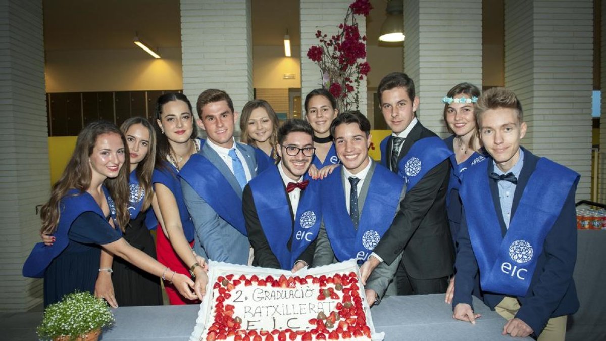 Imagen del acto de graduación de los estudiantes de bachillerato de la EIC.