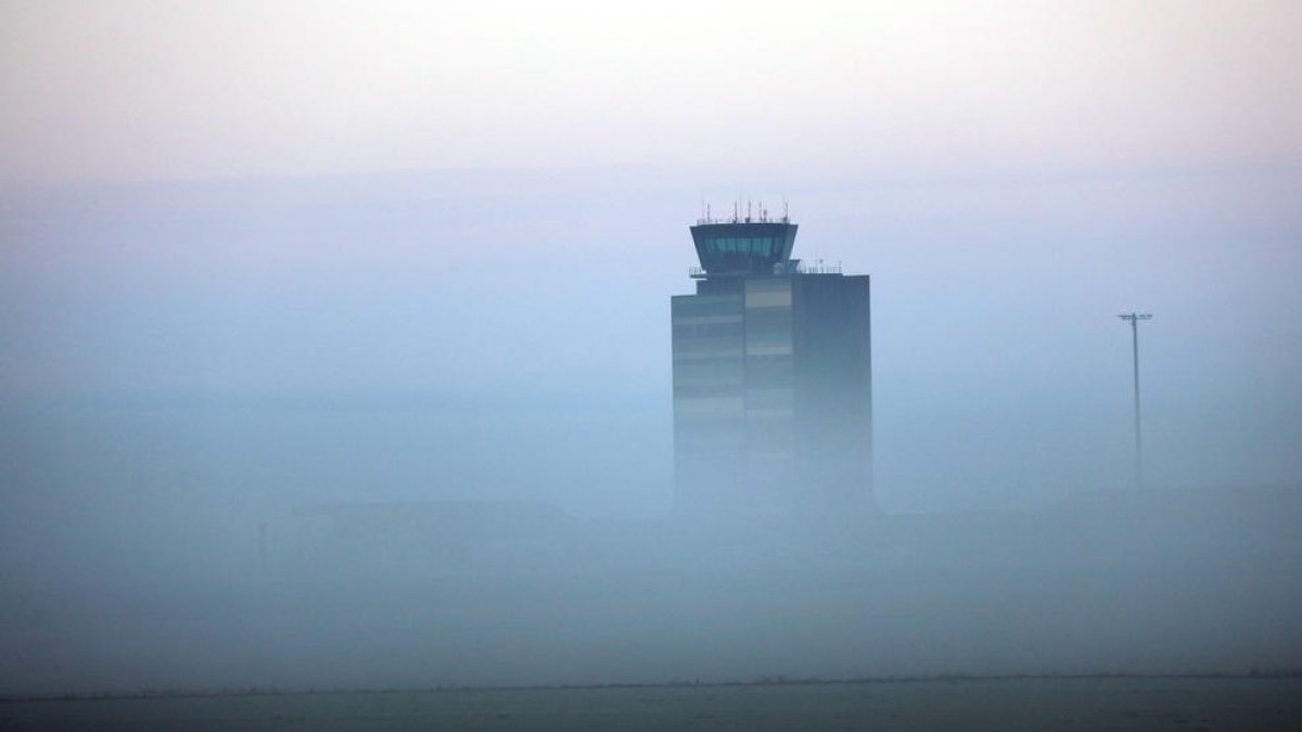 Pla general de la terminal de l'aeroport de Lleida-Alguaire envoltada per la boira,