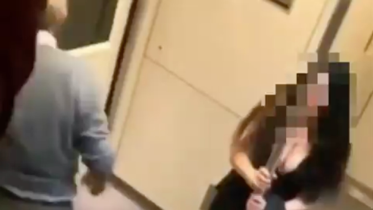 Captura del vídeo donde se muestra a la víctima del acoso con la cara pixelada.