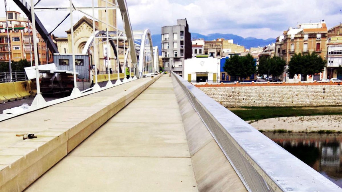 Plano general de la primera pasarela de peatones rehabilitada del puente del Estado de Tortosa.