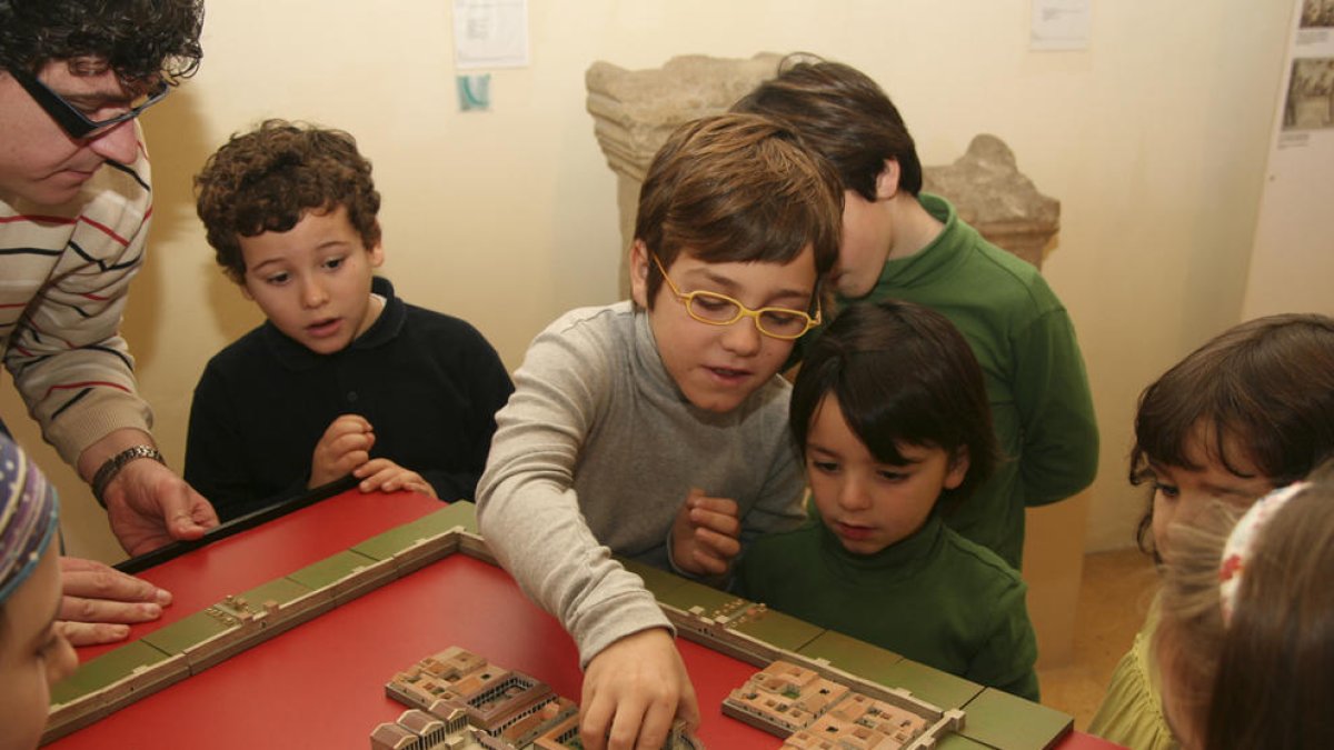 Imatge de nens construint una ciutat romana.