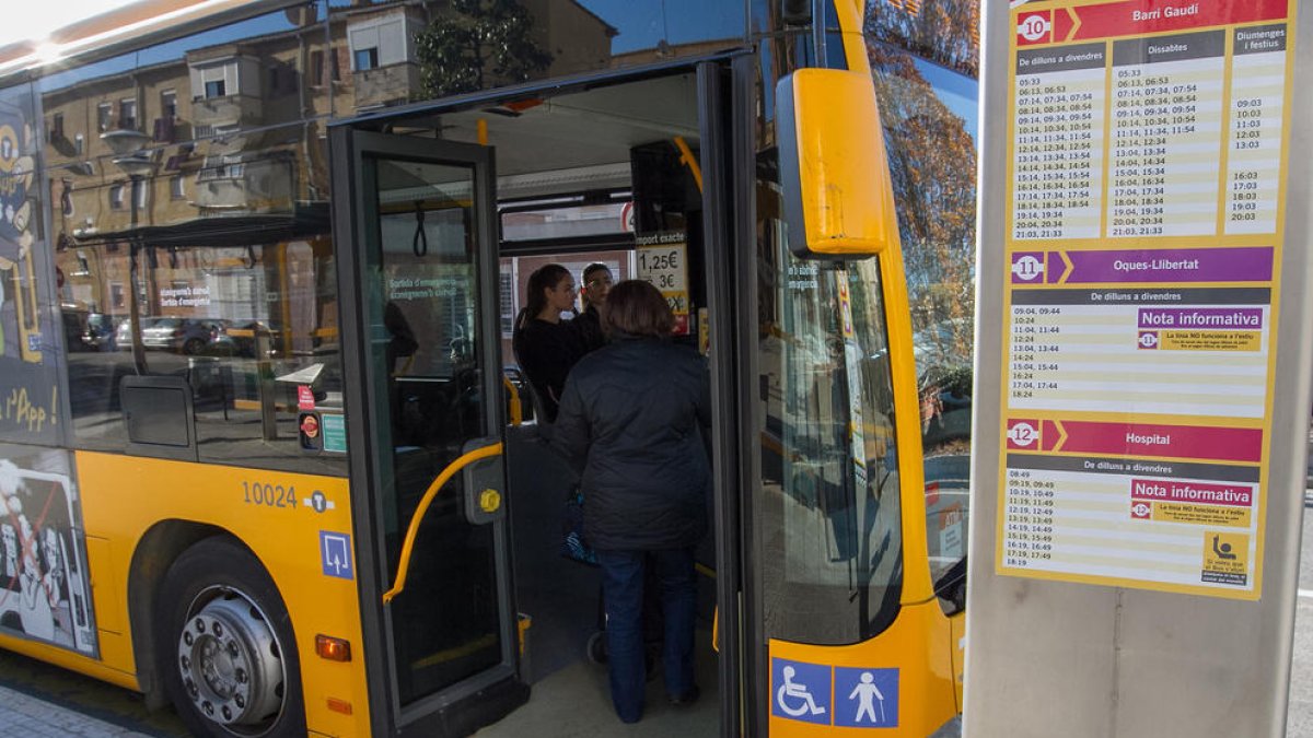 Una imagen de uno de los autobuses de la Línea 12 a una parada|puesto.