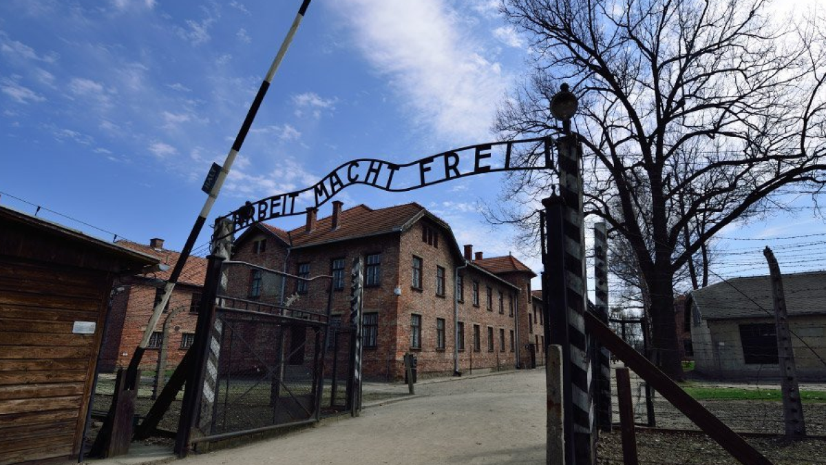 La entrada en el campo de concentración de Auschwitz.