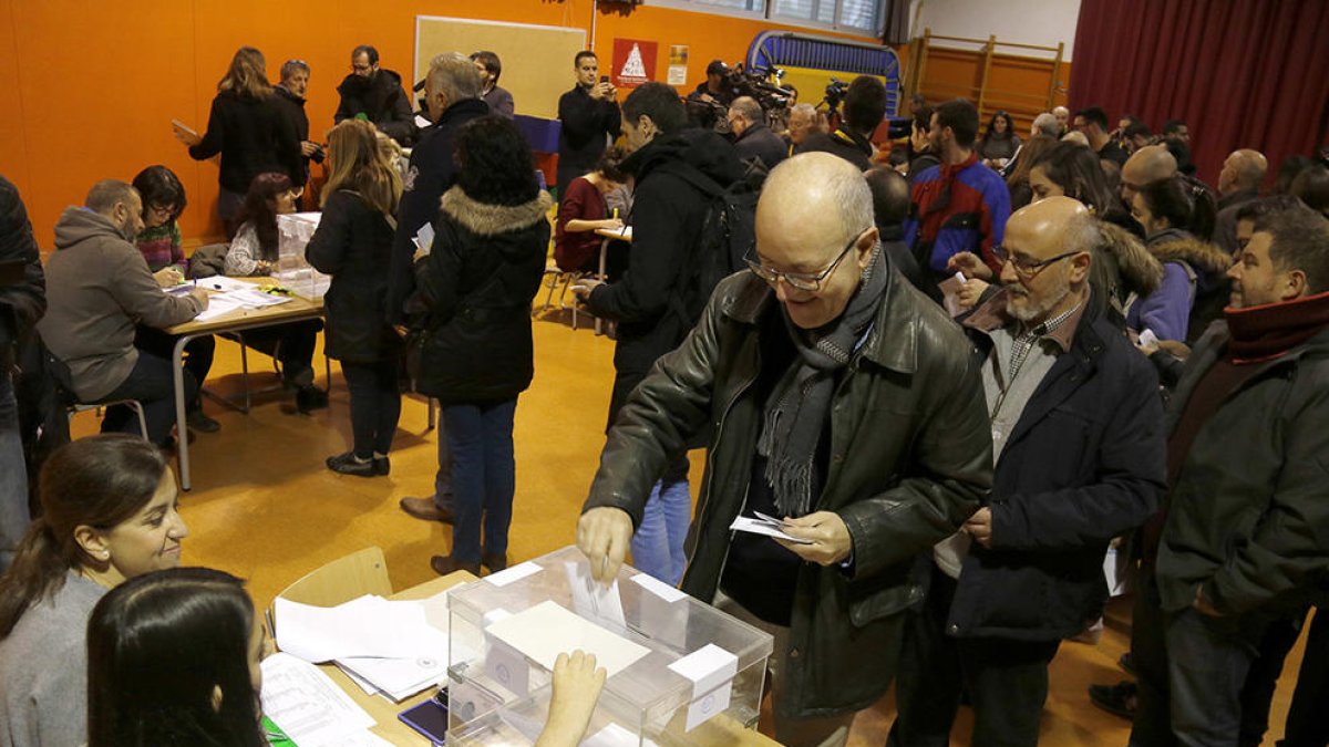 Cua de primers votants en un col·legi electoral.