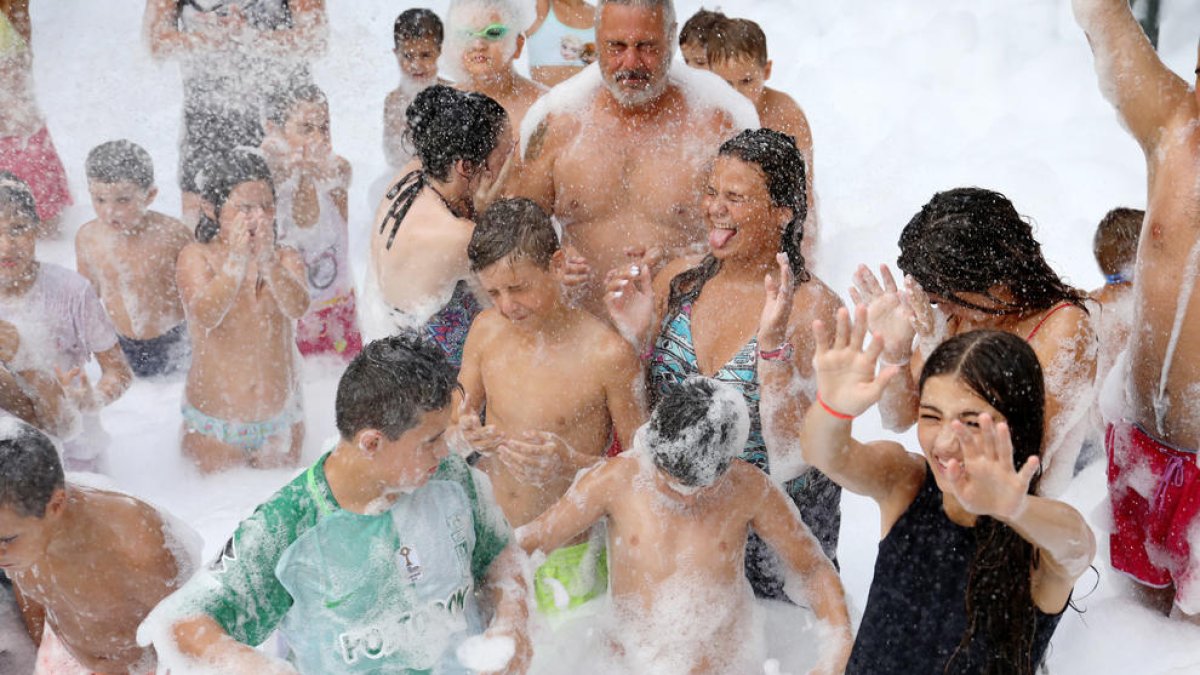 Instant de la festa de l'escuma que es va celebrar ahir a la tarda.