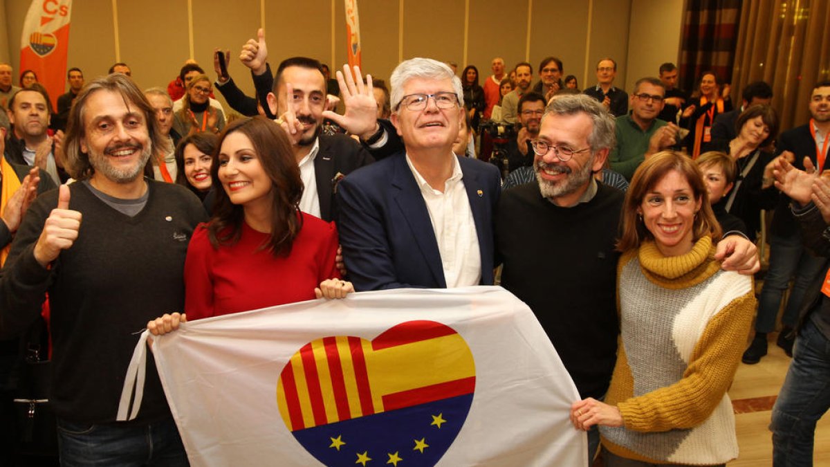 Els sis diputats de Ciutadans celebren els resultats del 21-D a l'SB Ciutat de Tarragona.