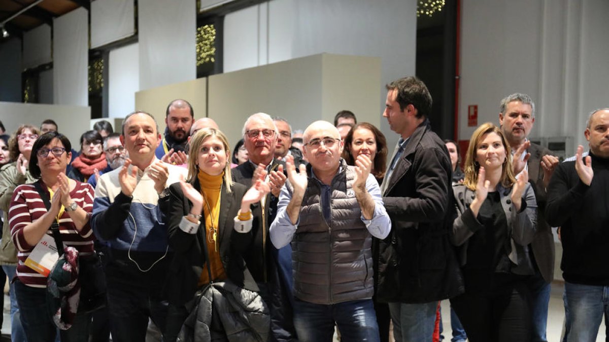 Peris y el resto de candidatos de ERC aplauden durante la intervención de Marta Rovira.