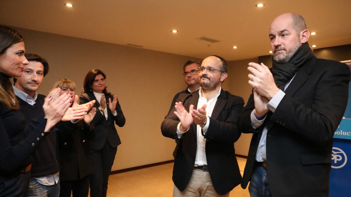 Alejandro Fernández, en el centro de la imagen, con compañeros de partido en el Hotel AC de Tarragona.