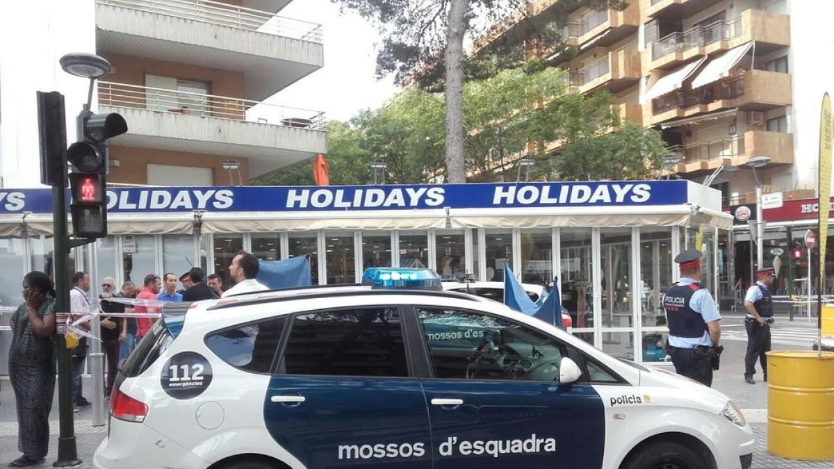 Los Mossos D'Esquadra se han trasladado hasta la calle Carles Buïgas, donde se ha producido la muerte.