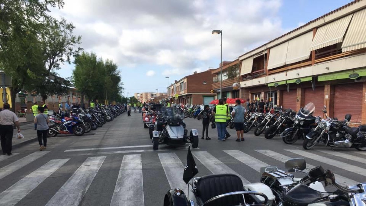 Unes 300 motos i 450 motoristes van trobar-se a l'avinguda Sant Salvador en el marc de la 3a edició del Sansa Motos.
