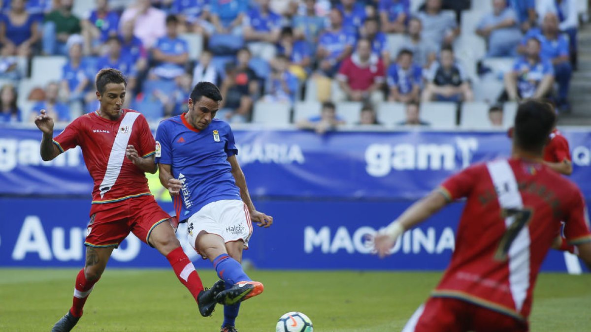 El migcentre fa una passada en el primer partit de la temporada, al Carlos Tartiere i contra el Rayo Vallecano.