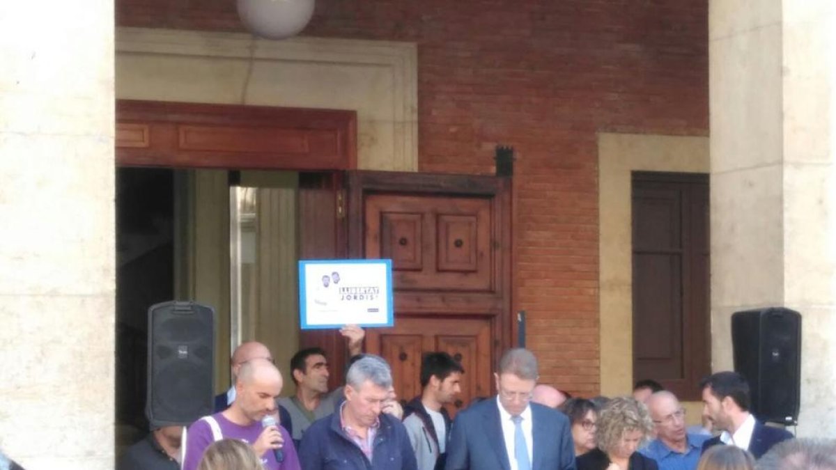 Imagen de la concentración en apoyo a Sànchez i Cuixart delante de el Ayuntamiento de Tortosa.