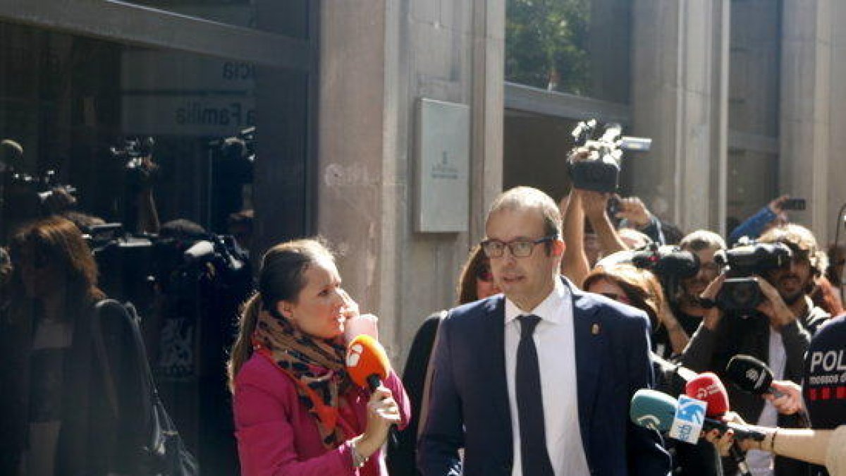 El alcalde de Mollerussa, Manel Solsona, entrando en la sede de la Fiscalía Superior de Cataluña para declarar por su colaboración con el 1-O, rodeado de periodistas.