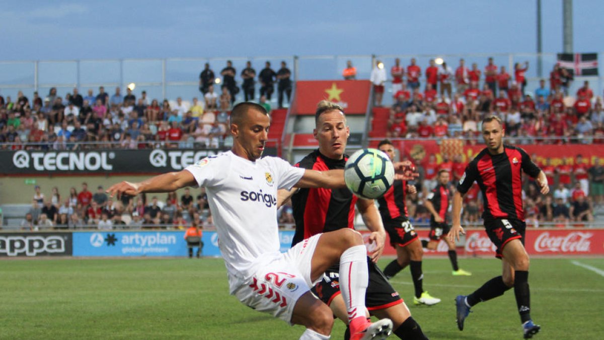 Tejera, delante de Cámara durante el derbi del domingo.