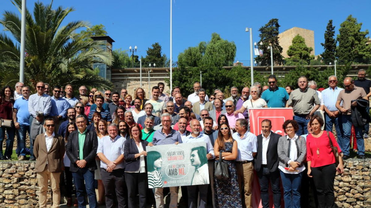 Pla general dels alcaldes, regidors i càrrecs electes del PSC del Camp de Tarragona fent-se una fotografia de família al parc de l'Amfiteatre de Tarragona.