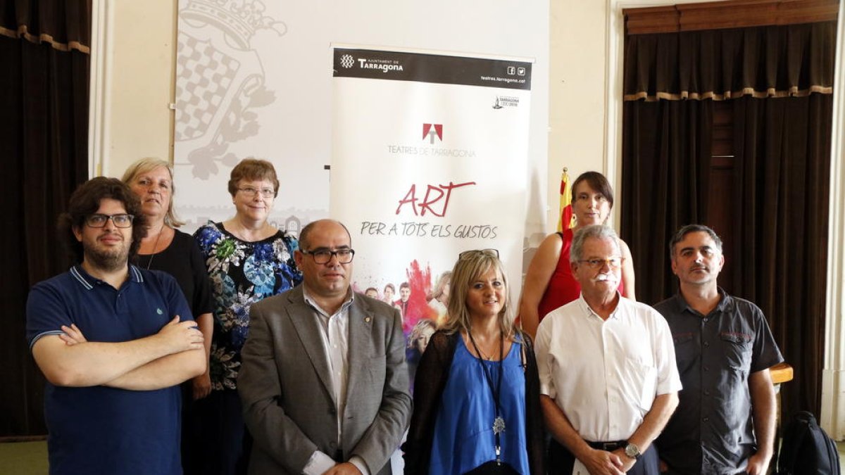 Plano general de la fotografía de familia del concejal de Cultura, Josep Maria Prats, con los representantes culturales que forman parte de la nueva programación de Teatres de Tarragona.