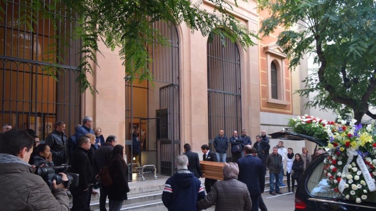 Imatge de l'entrada a l'Església Sant pau abans de l'inci de la cerimònia.